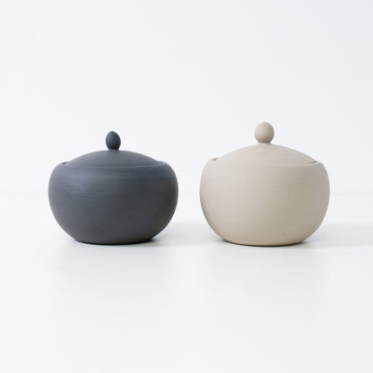 To farvevarianter af japansk røgelseskar "Apricot" til zen-rum og minimalistisk japansk indretning