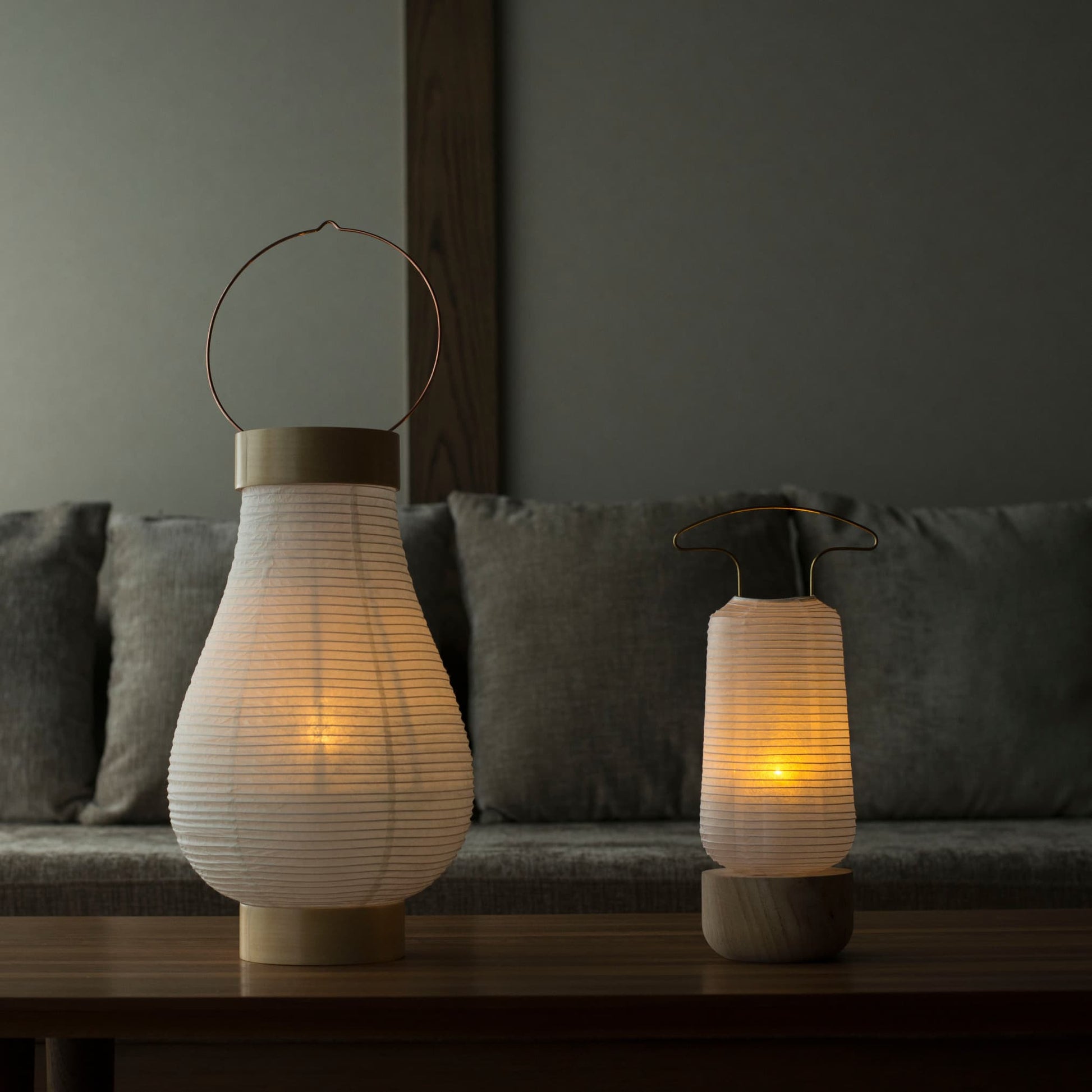 Japanse papieren tafellampen op een houten tafel in Japandi-woonkamer. 