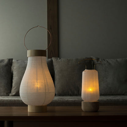 Japanse papieren tafellampen op een houten tafel in Japandi-woonkamer. 