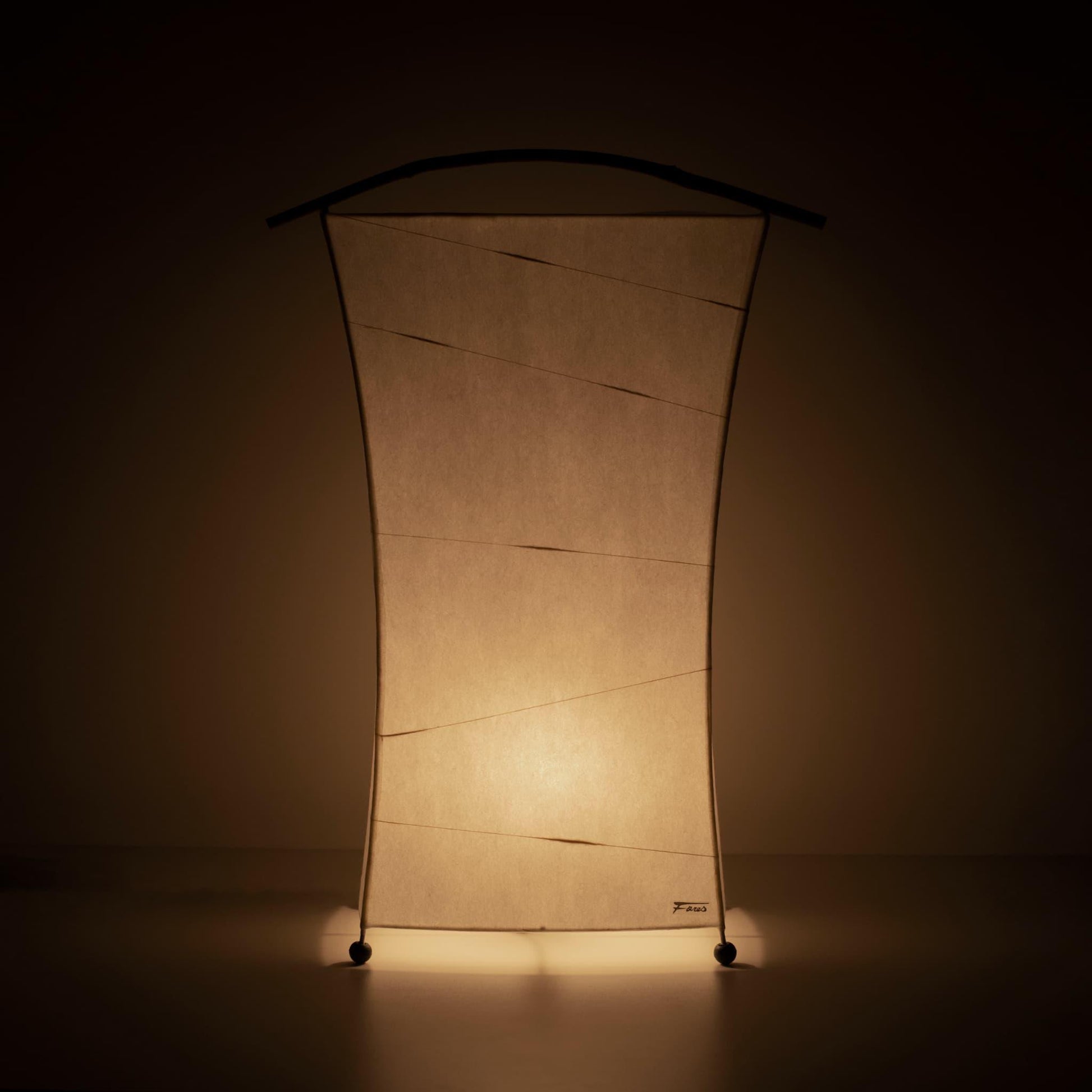 Un lampadaire japonais en papier, fabriqué avec les techniques de lanterne de Gifu et du papier Mino washi vieux de 1300 ans.