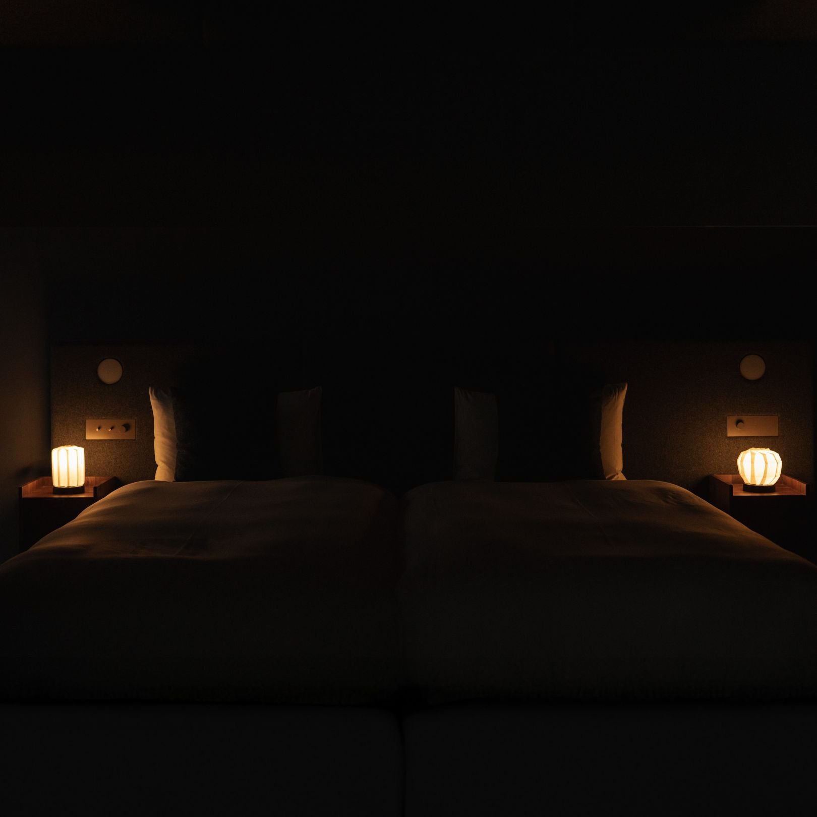 Japanse papieren tafellamp "Bloem van Licht M" op een houten nachtkastje