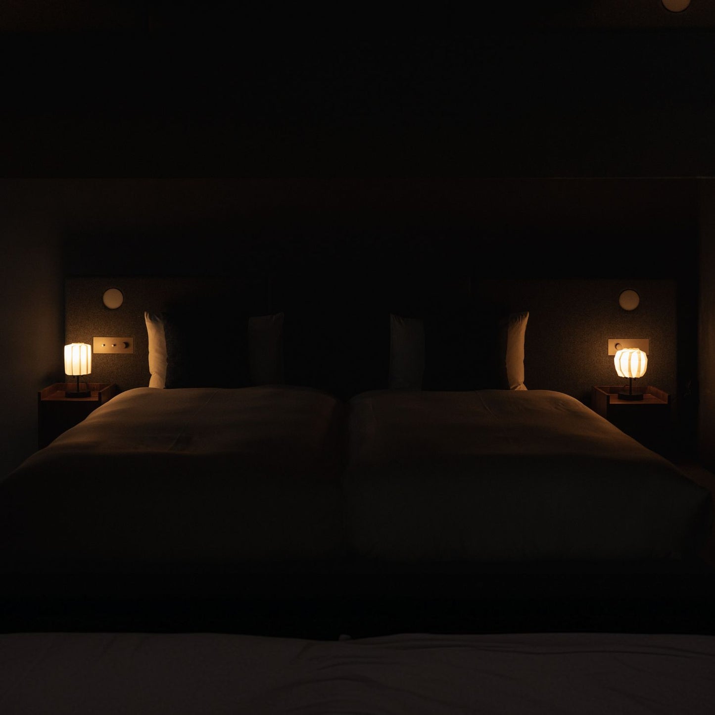 Japanse papieren tafellamp "Bloem van Licht" op een houten nachtkastje