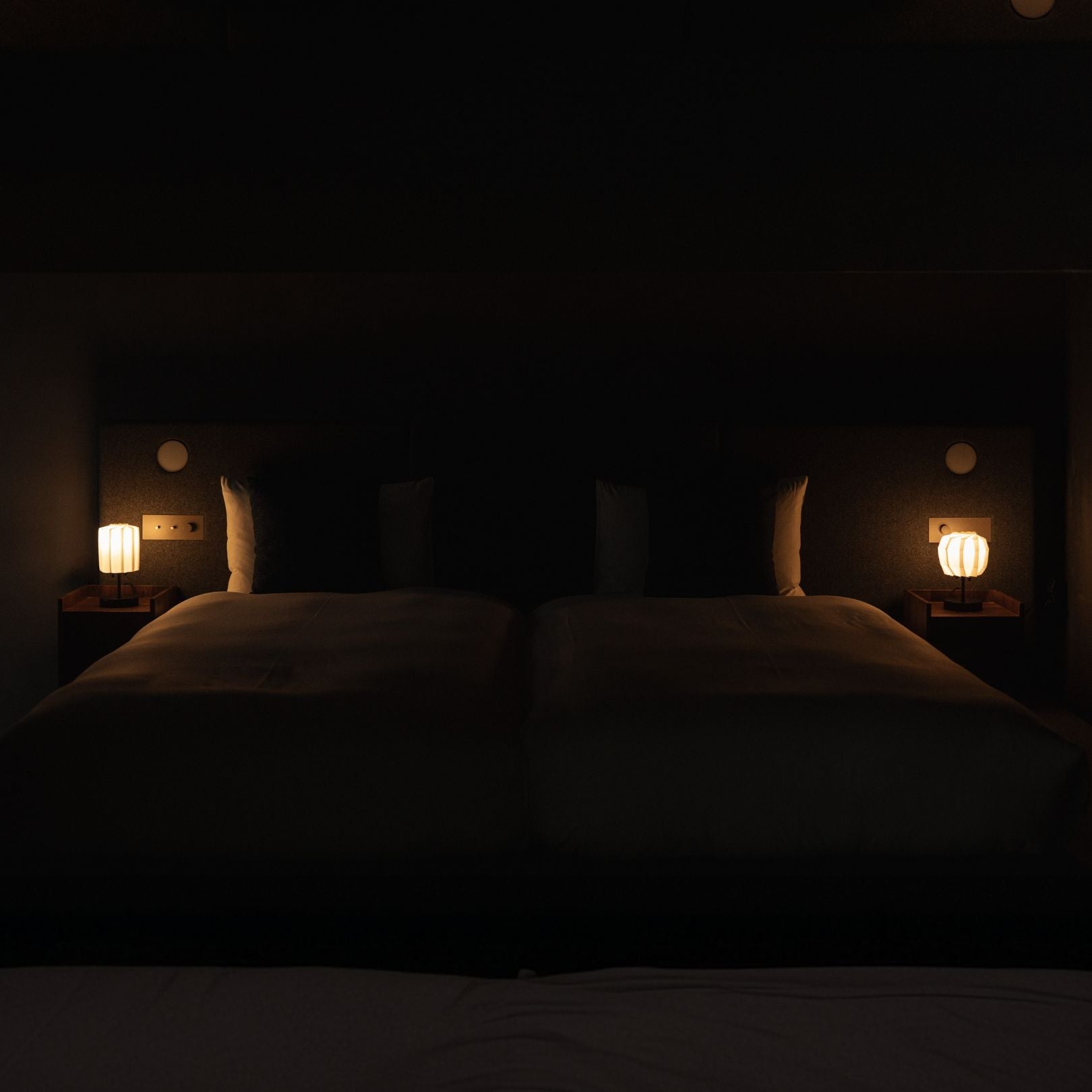 Japanse papieren tafellamp "Bloem van Licht" op een houten nachtkastje