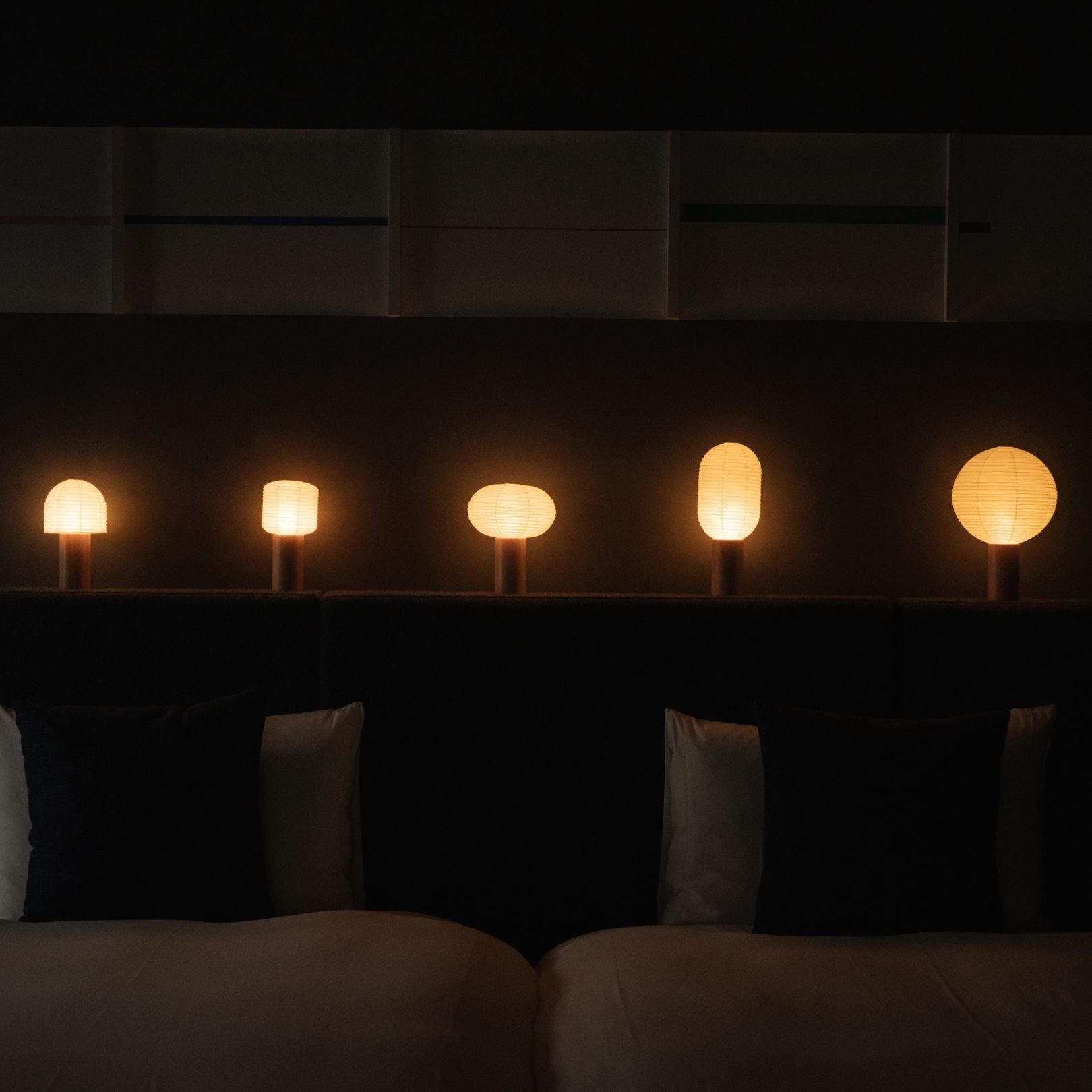 Japanische Papier Stehlampe "TORCHIN" im Japandi Schlafzimmer