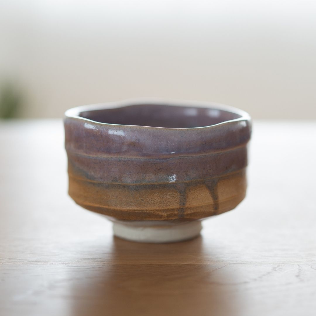 Fuld visning af den japanske matcha-skål i wabi sabi-stil i farven Pale Violet Haze, med en naturlig gradient violet glasur over teksturerede jordfarver.