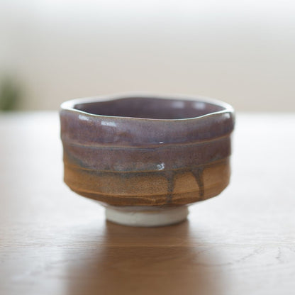 Fuld visning af den japanske matcha-skål i wabi sabi-stil i farven Pale Violet Haze, med en naturlig gradient violet glasur over teksturerede jordfarver.