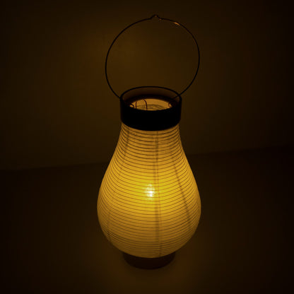 "Een traditionele Japanse papieren lantaarn met warme verlichting in een schemerige kamer"