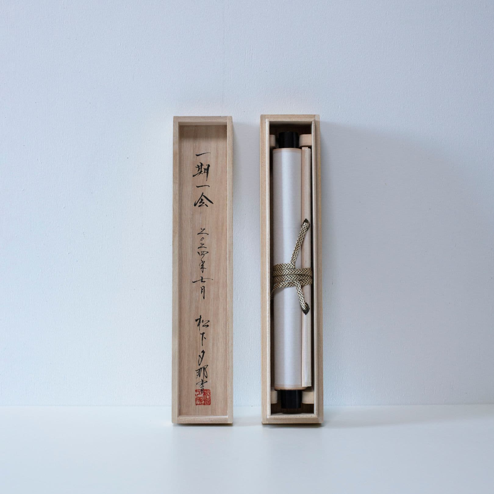 Holzaufbewahrungsbox mit Deckel für eine traditionelle japanische Hänge-Schriftrolle, die die aufgerollte Schriftrolle im Inneren zeigt
