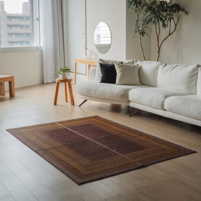 Japanse Tatami vloerkleed "Ranks" bordeauxrood op een houten vloer, voor een elegante toets in een moderne woonkamer om te ontspannen.