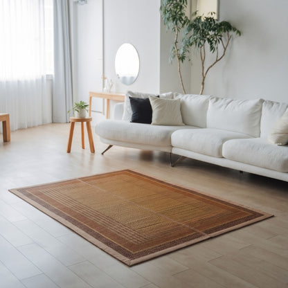 Japanse Tatami vloerkleed "Ranks" Natuurlijk Beige op een lichte houten vloer, voegt warm comfort toe aan een moderne woonkamer.