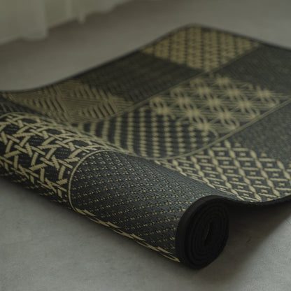 Japanse Tatami Yoga Matras "Ed Plain" Zwart gedeeltelijk opgerold, met het traditionele Edo Komon geweven patroon.