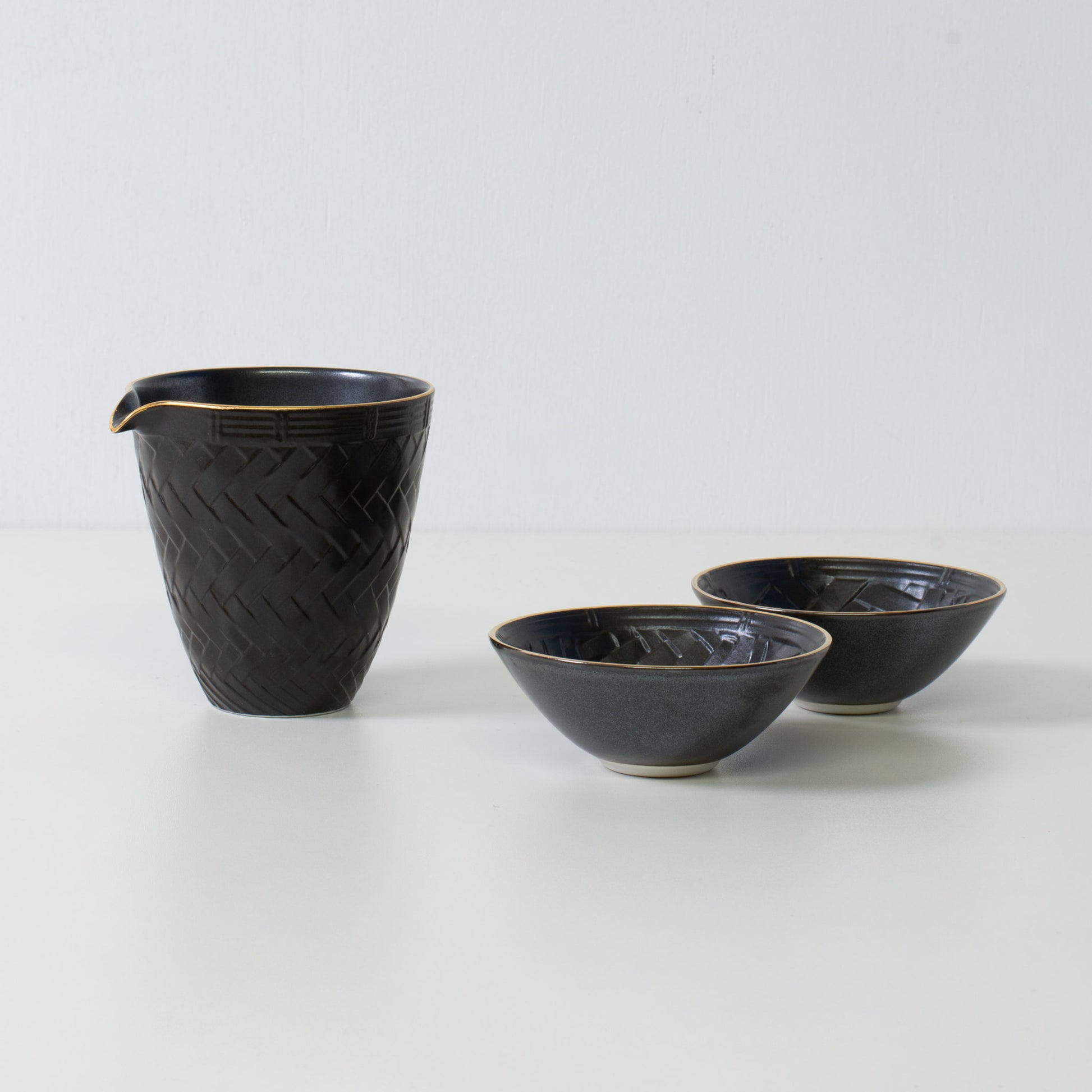 Basket weave sake set, black porcelain - Traditional wabi-sabi Japanese sake set with carafe and cups