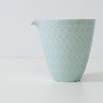Carafe à saké en porcelaine tressée, bleu glacier - Gros plan sur une carafe à saké japonaise mettant en valeur le motif tressé