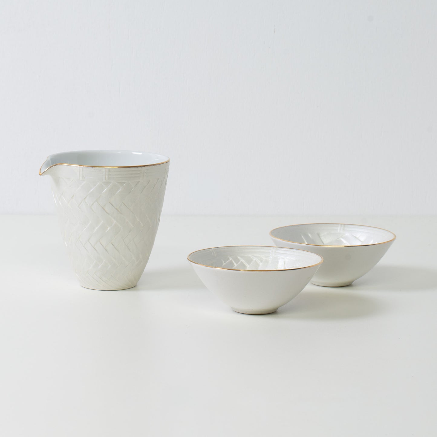 Sake-Set mit Korbgeflecht-Optik, weißes Porzellan – Traditionelle Wabi-Sabi-Sake-Karaffe und zwei Sake-Becher