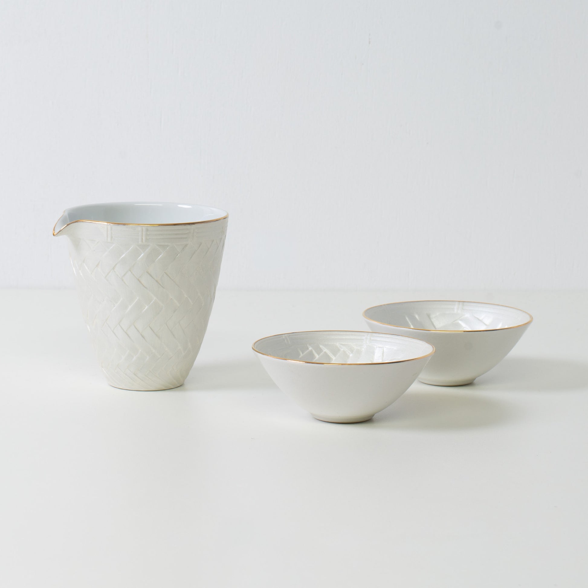 Sake-Set mit Korbgeflecht-Optik, weißes Porzellan – Traditionelle Wabi-Sabi-Sake-Karaffe und zwei Sake-Becher