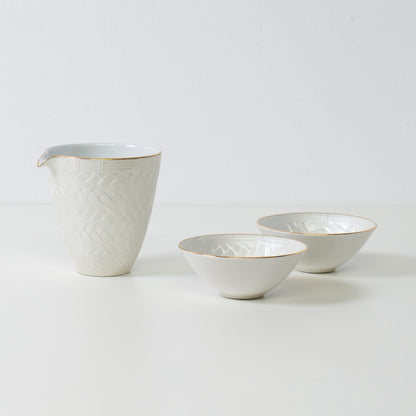 Sake-Set mit Korbgeflecht-Optik, weißes Porzellan – Traditionelle Wabi-Sabi-Sake-Karaffe und zwei Sake-Becher