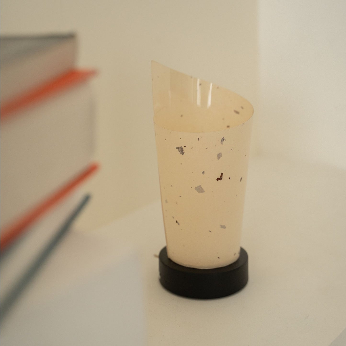 Gros plan d'une lampe de table japonaise en papier non allumée "Maki", mettant en valeur son design roulé et sa texture de papier naturelle pour une décoration wabi sabi.