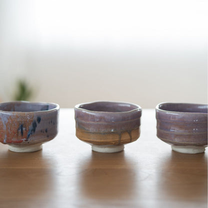 Eine Kollektion von drei handgefertigten japanischen Matcha-Schalen von Shinzan Kiln. Navy & Red Splash, Pale Violet Haze und Pale Violet.