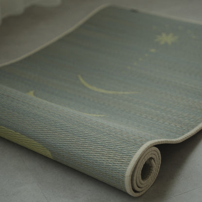 Grijze Japanse Tatami Yogamat "Maan" gedeeltelijk opgerold op een vloer in betonlook, met de fijne, authentieke textuur van geweven natuurlijk matgras.