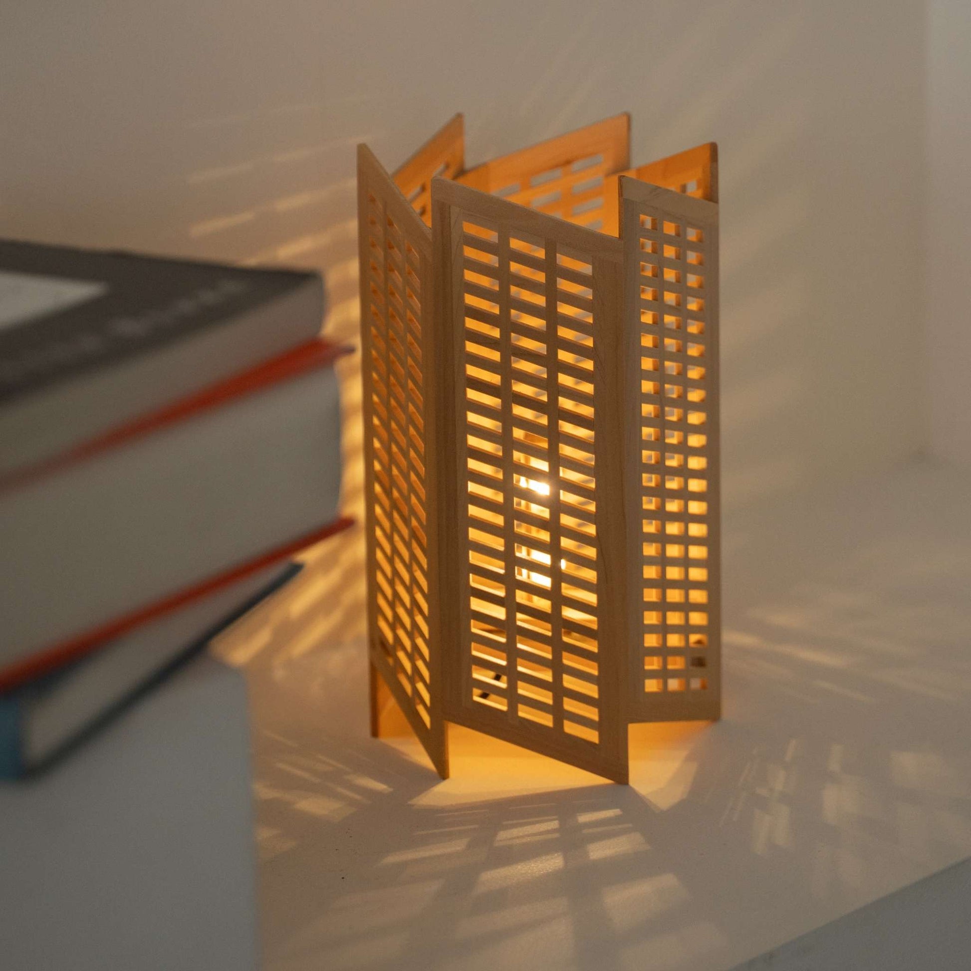 "Leuchtende japanische Holztischlampe „Towaru“ als gemütliche Akzentlampe, die markante Schattenmuster auf den Konsolentisch im Japandi-Wohnzimmer wirft"
