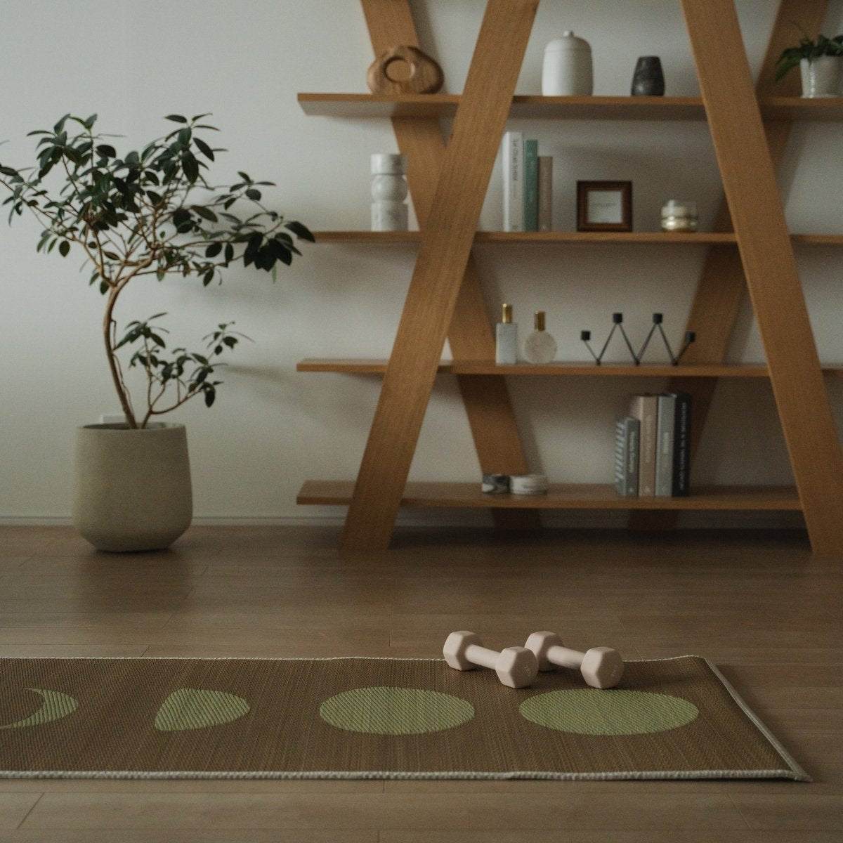Japanse Tatami Yoga Matras "Maan" Beige op een lichte houten vloer in een stijlvolle, bewuste woonruimte.