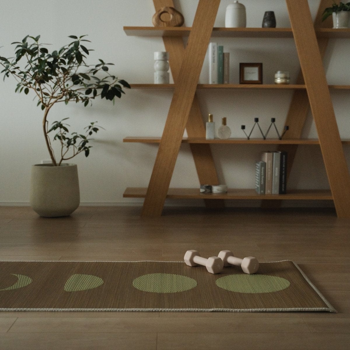 Japanse Tatami Yoga Matras "Maan" Beige op een lichte houten vloer in een stijlvolle, bewuste woonruimte.