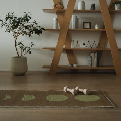Japanse Tatami Yoga Matras "Maan" Beige op een lichte houten vloer in een stijlvolle, bewuste woonruimte.