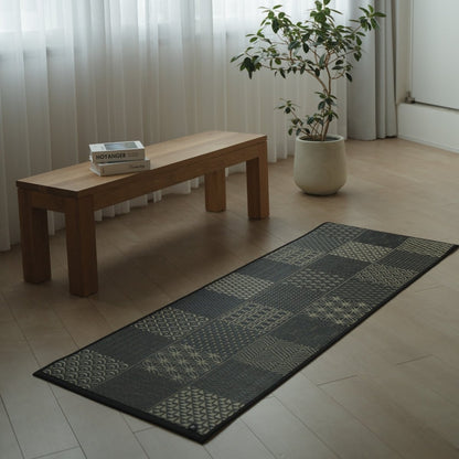 Japanse Tatami Yoga Matras "Ed Plain" Zwart in een moderne woonkamer, creëert een serene ruimte voor bewuste meditatie.