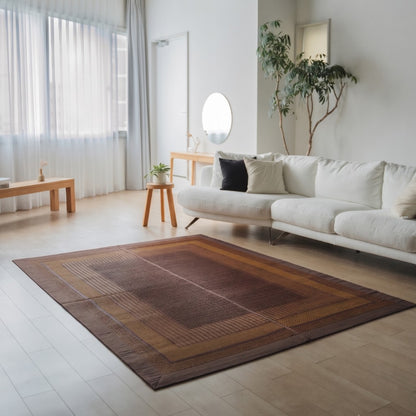 Japans Tatami vloerkleed "Ranks" bordeauxrood op een houten vloer in een lichte woonkamer voor ruime, bewuste ontspanning.