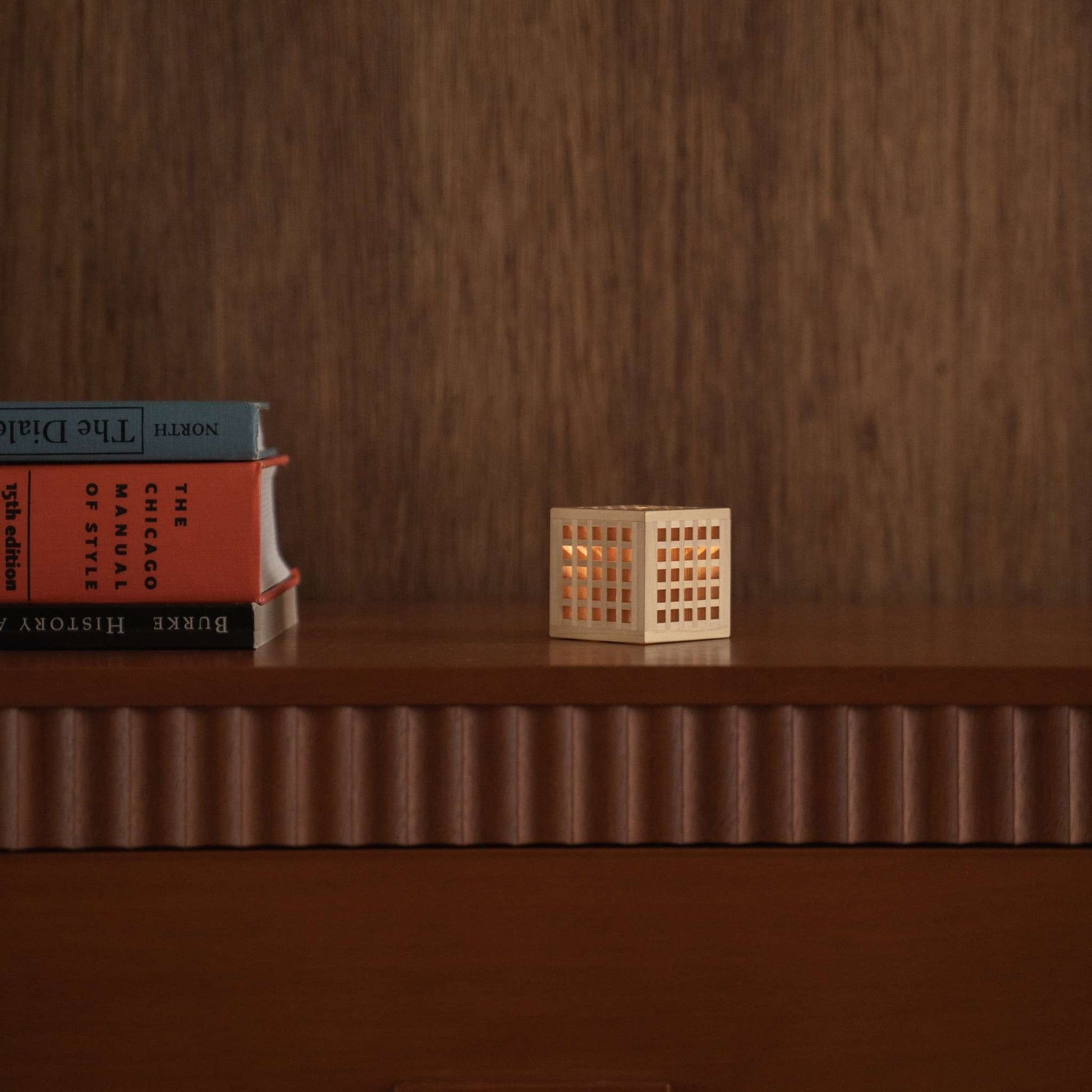 "Lit Japanese Wood Mini Lamp \"Hotaru\" auf einem Mid-Century-Modern-Konsolentisch, leuchtend als gemütliche japanische Tischlampe."