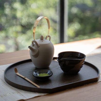 Sumi Black japansk matcha skål og tekande med tud, på et træfad ved et solbeskinnet vindue, klar til et moderne matcha latte ritual.