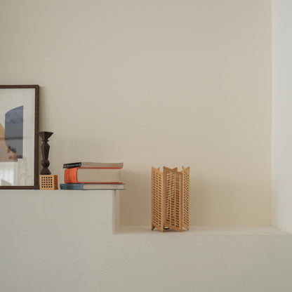 Unbeleuchtete japanische Holztischlampe "Towaru" auf einem weißen Konsolentisch, im minimalistischen Japandi-Design.