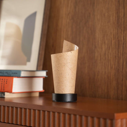 Gros plan d'une lampe de table japonaise non allumée "Maki" en écorce de cèdre, mettant en valeur ses marbrures naturelles et son esthétique wabi-sabi sur une console.