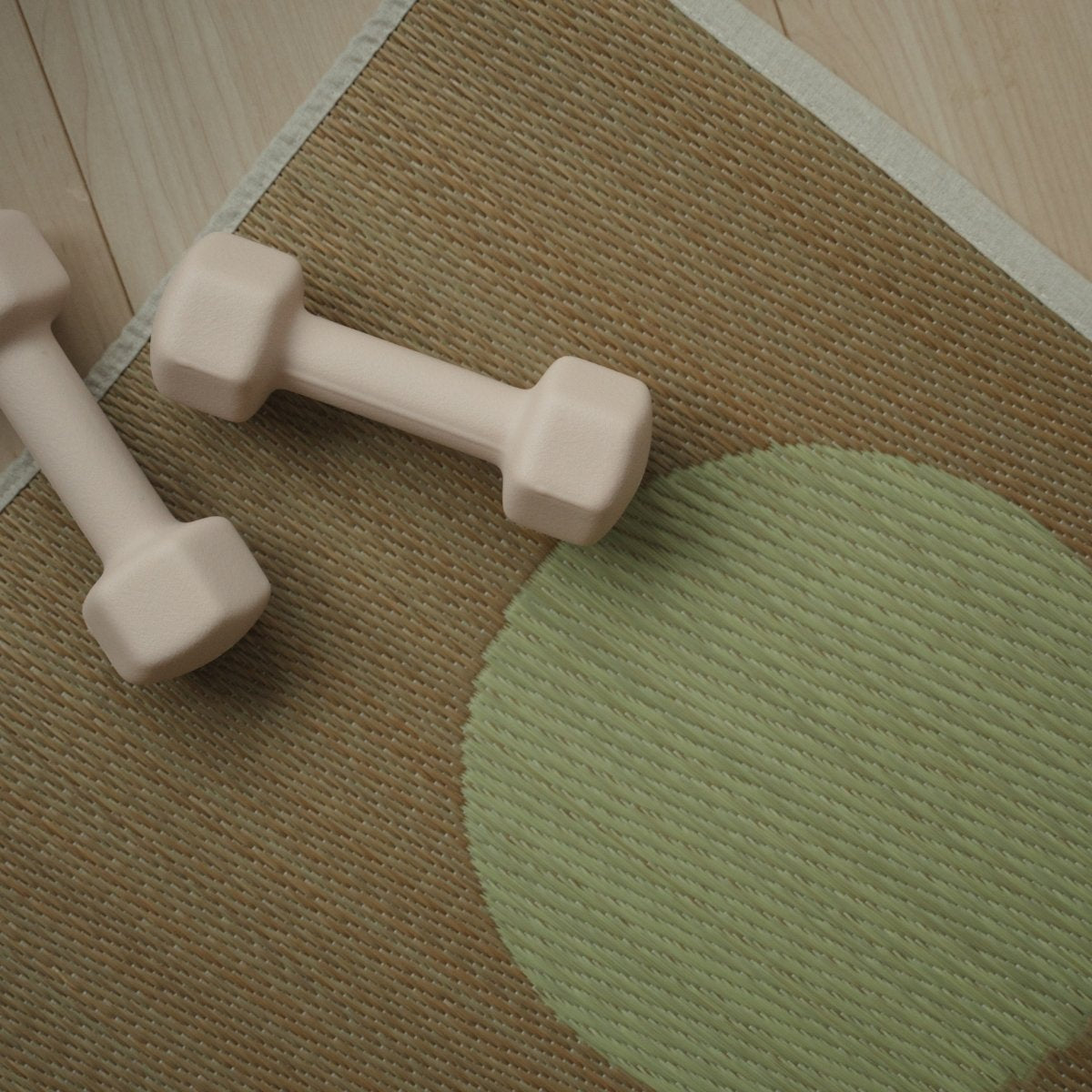 Japanse Tatami Yogamat "Maan" Beige met een kleine roze halter op natuurlijk rushgras voor moderne thuisworkouts.