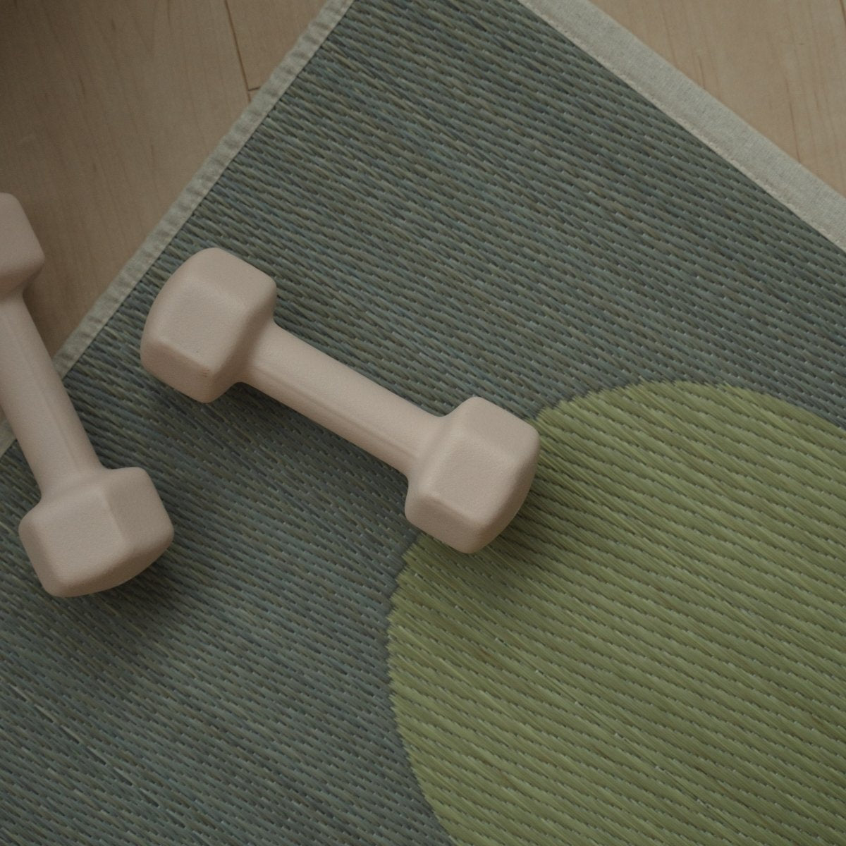 Hoekdetail van de Japanse Tatami Yogamat "Maan" Grijs, met de precieze stiksels op de linnen rand en de geweven textuur van het natuurlijke matgras.
