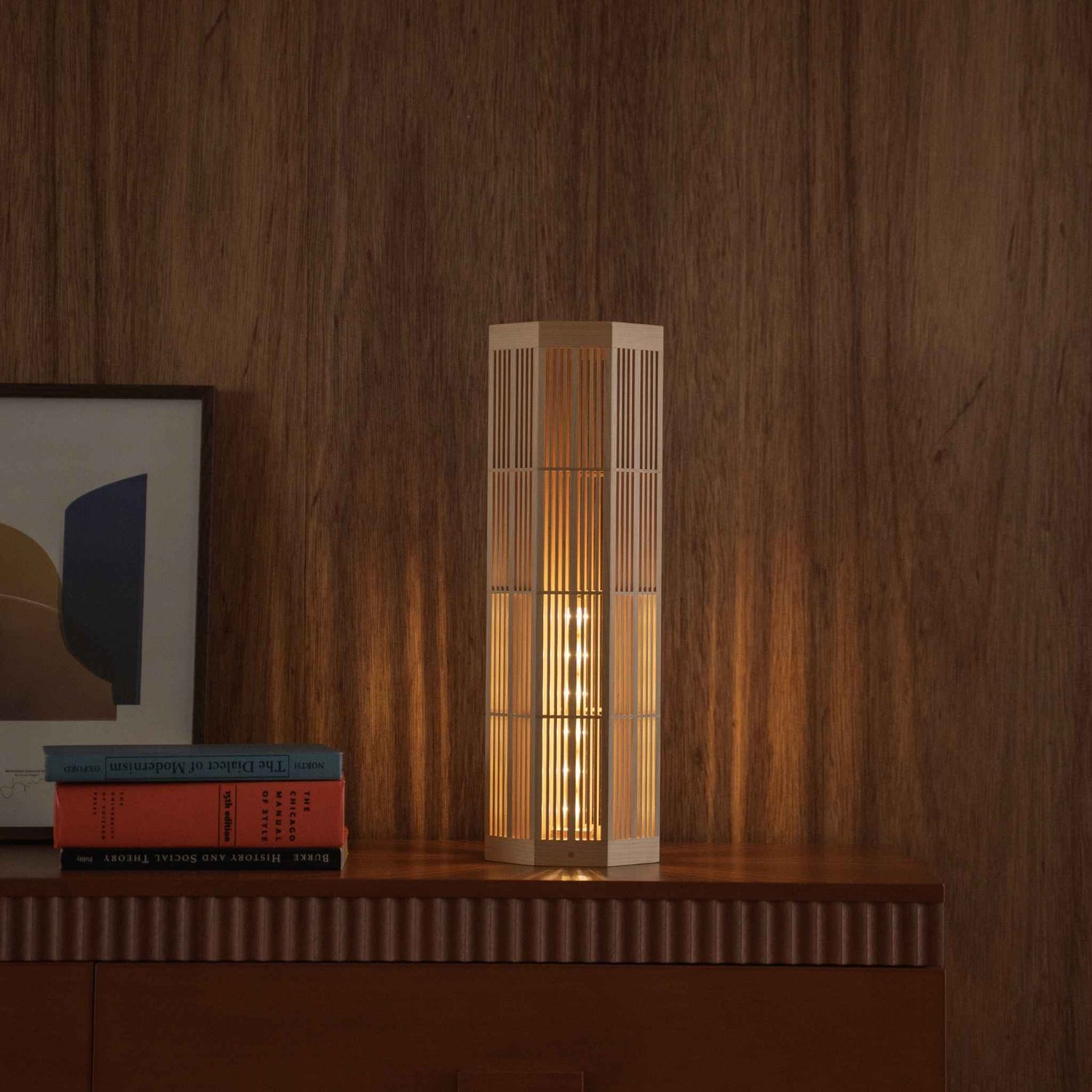 "Lampe sur pied japonaise lumineuse « SAN » Grande avec travail du bois Kumiko sur un meuble de salon moderne du milieu du siècle."