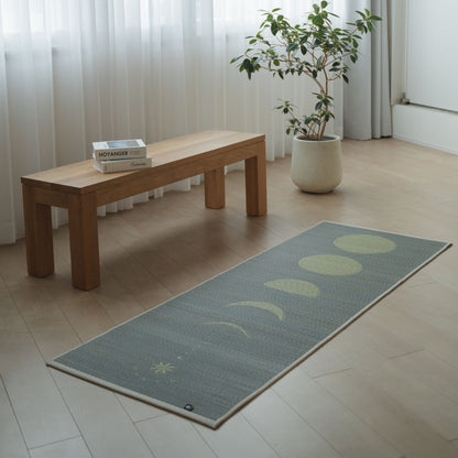 Japanische Tatami-Yogamatte „Moon“ in Grau auf einem modernen Holzboden in einem minimalistischen Wohnzimmer für eine natürliche, beruhigende Atmosphäre beim Training zu Hause.