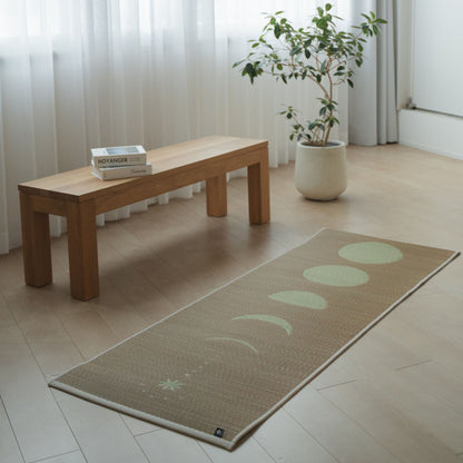 Japanische Tatami-Yogamatte „Moon“ in Beige auf einem hellen Holzboden in einem minimalistischen Wohnzimmer für eine ruhige Praxis zu Hause oder einen Meditationsbereich.