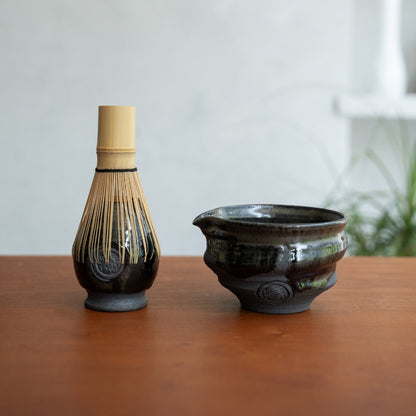 Dignity Blue tudet matcha skål og japansk matcha piskeris står på et træbord for at forbedre dit morgen matcha ritual