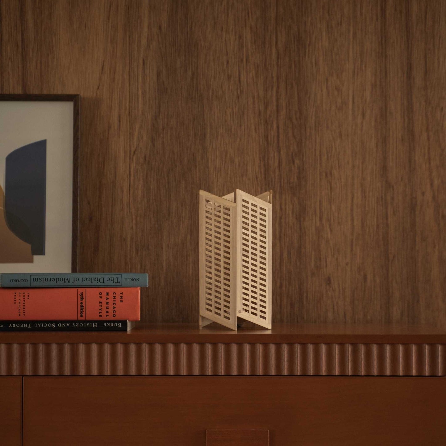 Unbeleuchtete japanische Holztischlampe "Towaru", die als elegante Wabi-Sabi-Dekoration auf einem Konsolentisch aus Holz im Mid-Century-Modern-Stil steht.