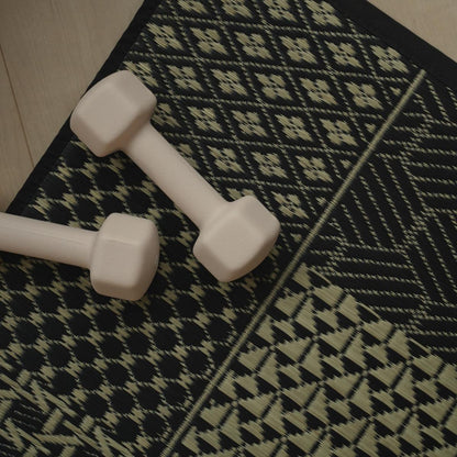 Bovenaanzicht van de Japanse Tatami Yogamat "Ed Plain" Zwart met dumbbells voor een stijlvolle yoga-opstelling thuis.
