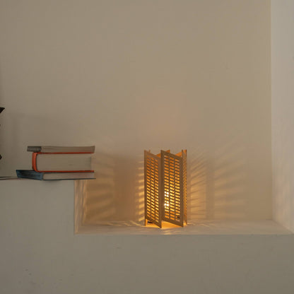 Lit. Japanische Tischleuchte "Towaru" als Ambienteleuchte, die wunderschöne geometrische Schatten in einem Japandi-Wohnzimmer wirft.