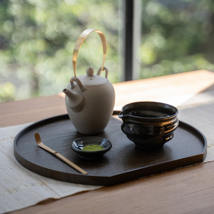 Dignity Blue matcha-skål med tud og tekande på en bakke ved et vindue, perfekt til autentisk piskning eller afslappede lattes