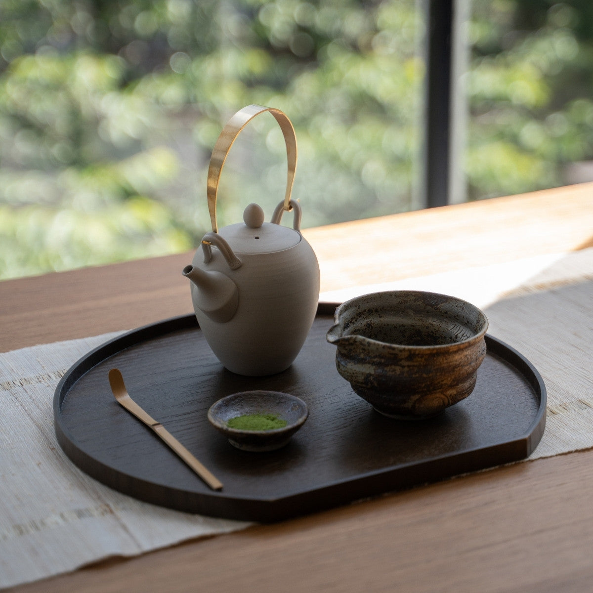 Rustik Sakigake japansk matcha-skål med tud og en tekande på en bakke, perfekt til uformel matcha latte-tilberedning