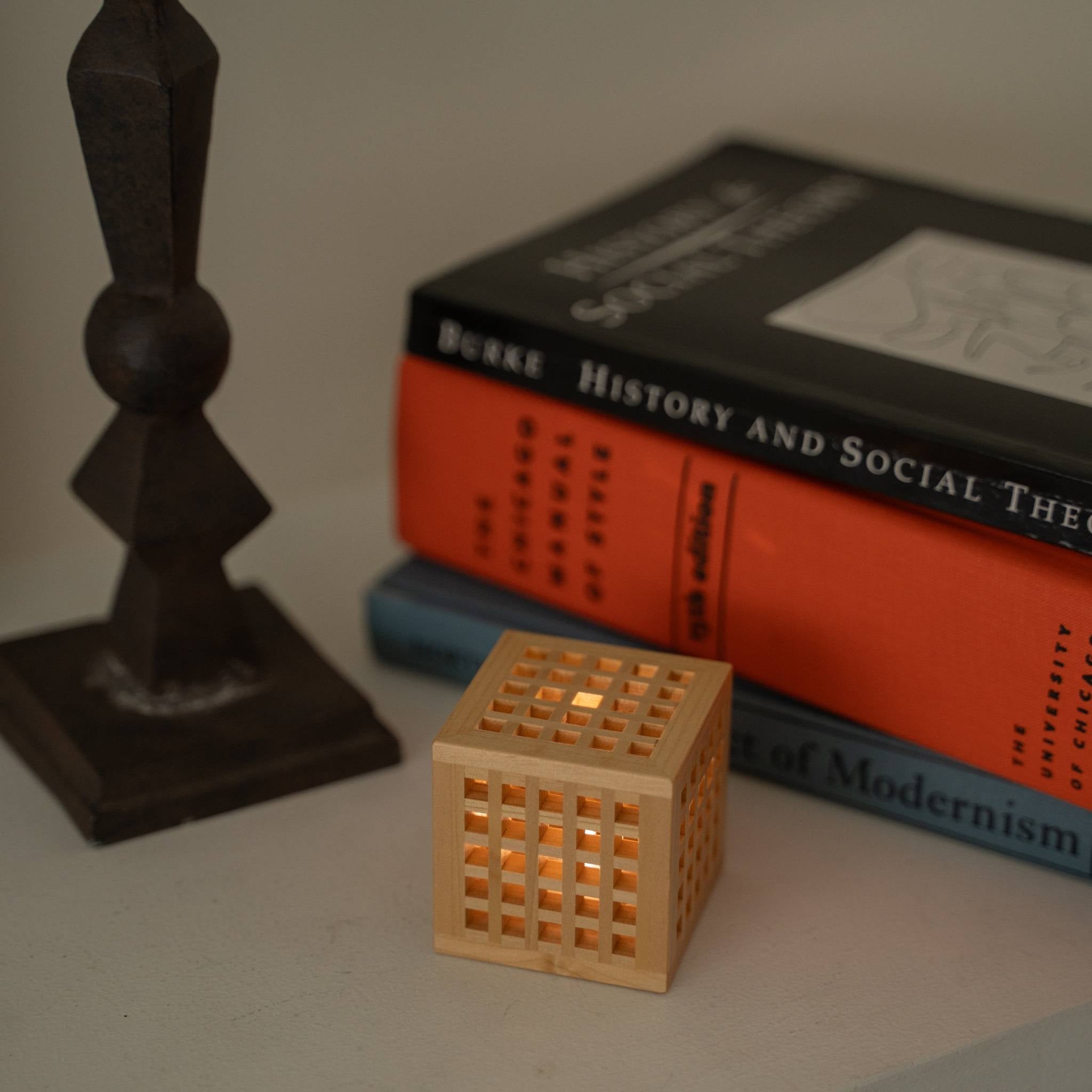 "Lit Japanese Wood Mini Lamp \"Hotaru\" auf einem Regal, die sanftes Licht als schnurlose japanische Akzentlampe und bedeutungsvolles Geschenk spendet."