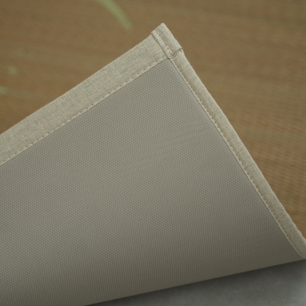 Japanse Tatami Yogamat "Maan" Beige met omgeslagen hoek om schone randen te tonen en antislip TPE-rug.