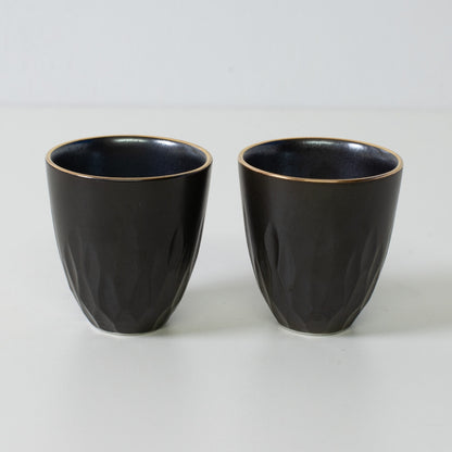 Tasses à saké en porcelaine noire à motifs floraux sculptés - Deux tasses à saké noir mat avec bords dorés et surface texturée