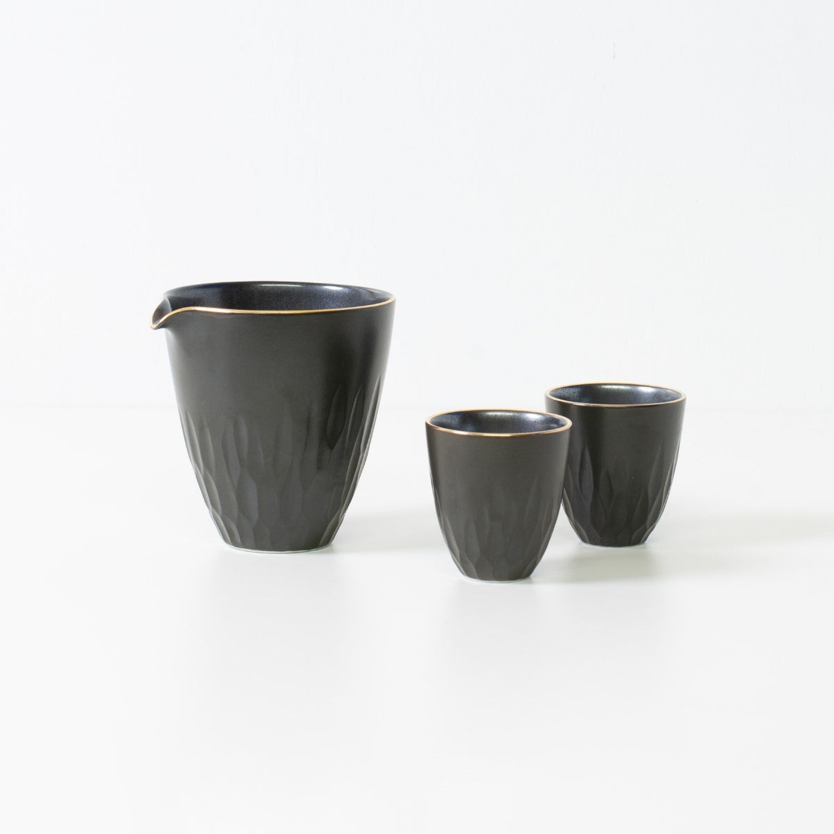 Service à saké en porcelaine noire avec gravures florales - Service à saké japonais traditionnel wabi-sabi comprenant une carafe et deux tasses