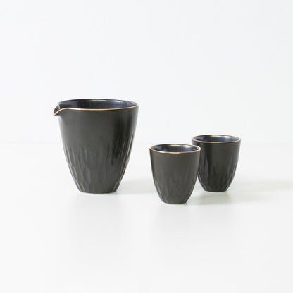 Service à saké en porcelaine noire avec gravures florales - Service à saké japonais traditionnel wabi-sabi comprenant une carafe et deux tasses