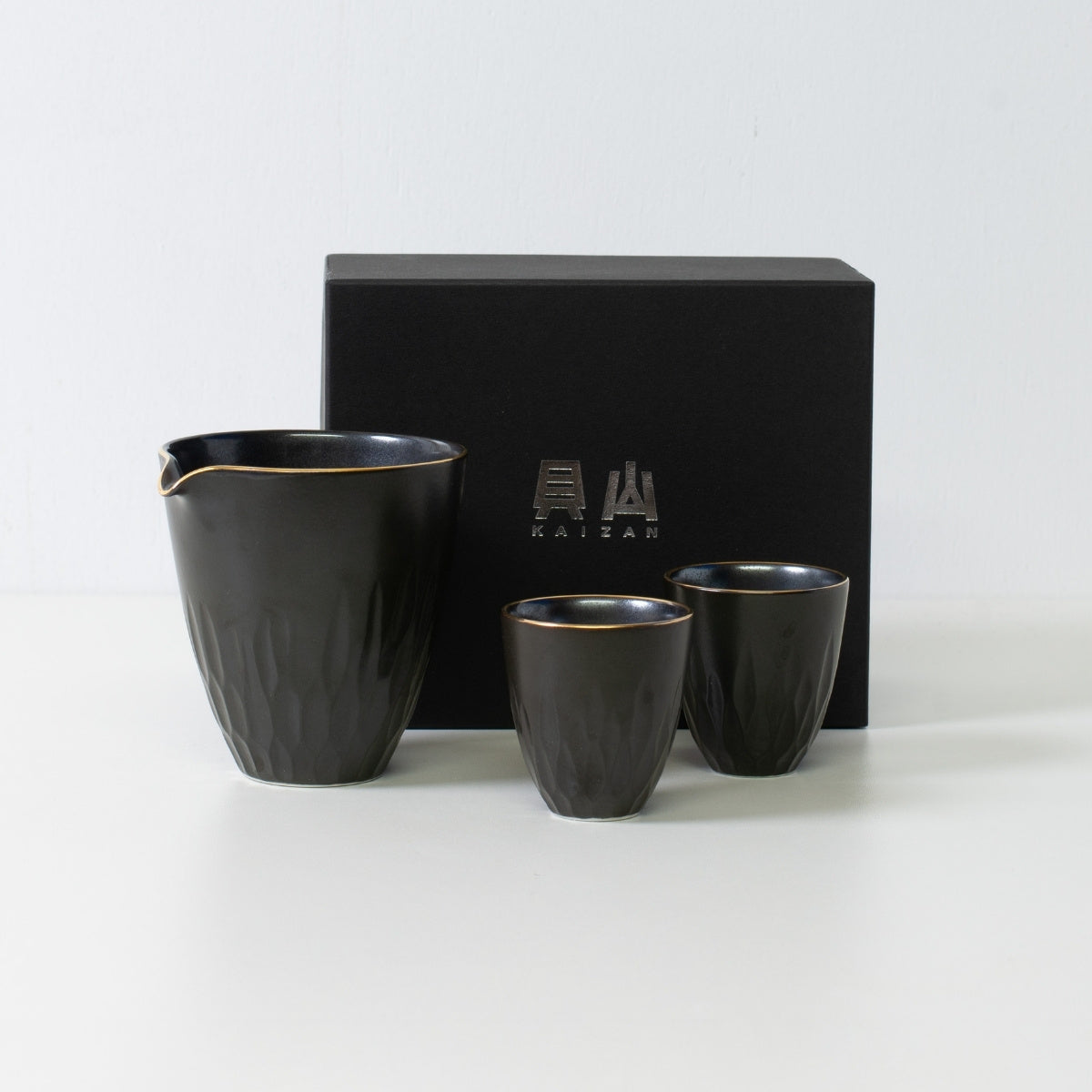 Service à saké en porcelaine noire avec motifs floraux sculptés – Service à saké japonais et coffret cadeau noir, idéal pour un cadeau japonais